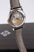 Load image into Gallery viewer, Patek Philippe Annual Calendar Blue Baguette Diamond Dial 5396G-017 - Detailansicht 8