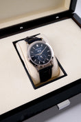 Bild in Galerie-Betrachter laden, Patek Philippe Annual Calendar Blue Baguette Diamond Dial 5396G-017 - Detailansicht 1