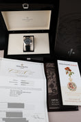 Bild in Galerie-Betrachter laden, Patek Philippe Calatrava 6007G-011 - Papiere und oder Lieferumfang