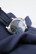 Load image into Gallery viewer, Panerai Luminor GMT PAM01033 - Detailansicht 3