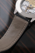 Bild in Galerie-Betrachter laden, Patek Philippe Calatrava 5226G-001 - Detail view 5