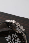 Bild in Galerie-Betrachter laden, Patek Philippe Calatrava 5226G-001 - Detail view 6