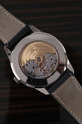 Bild in Galerie-Betrachter laden, Patek Philippe Calatrava 5226G-001 - Detail view 4