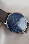 Cargar la imagen en la vista de la galería, Nomos Lambda Blue 175 Years Watchmaking Glashütte 960.S3 - Detailansicht 4
