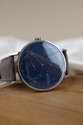 Cargar la imagen en la vista de la galería, Nomos Lambda Blue 175 Years Watchmaking Glashütte 960.S3 - Detailansicht 5