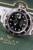 Carica l'immagine nel visualizzatore della galleria, Rolex Submariner Date 16610 - Vista dettagliata 4