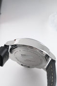 Load image into Gallery viewer, Panerai Luminor PAM00915 - Detail view 4