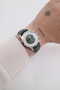 Bild in Galerie-Betrachter laden, Patek Philippe World Time Chronograph 5930P-001 - Detailansicht 10