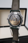 Bild in Galerie-Betrachter laden, Patek Philippe World Time Chronograph 5930P-001 - Detailansicht 9