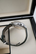 Bild in Galerie-Betrachter laden, Patek Philippe World Time Chronograph 5930P-001 - Detailansicht 6
