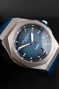 Bild in Galerie-Betrachter laden, Girard Perregaux Laureato Absolute Ti 230 81070-21-002-FB6A - Detail view 4