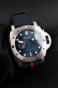 Bild in Galerie-Betrachter laden, Panerai Submersible QuarantaQuattro Luna Rossa PAM01391 - Detailansicht 4