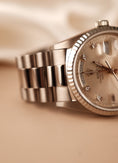 Load image into Gallery viewer, Rolex Day-Date 36 18239 Box + og. Papiere Silver Diamond Dial
