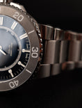 Bild in Galerie-Betrachter laden, Oris AQUIS 0173377304125 Box + og. Papiere Source of Life Limited Edition
