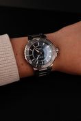 Load image into Gallery viewer, Oris AQUIS 0173377304125 Box + og. Papiere Source of Life Limited Edition
