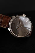 Load image into Gallery viewer, H.Moser & Cie Endeavour Monard Centre Seconds 343505015 Box + og. Papiere Platinum
