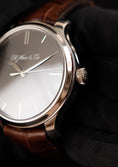 Load image into Gallery viewer, H.Moser & Cie Endeavour Monard Centre Seconds 343505015 Box + og. Papiere Platinum
