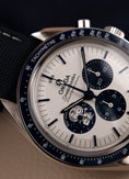 Bild in Galerie-Betrachter laden, Omega Speedmaster 31032425002001 Box + og. Papiere 'Silver Snoopy Award' 50th Anniversary
