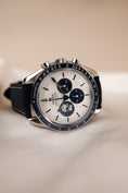 Load image into Gallery viewer, Omega Speedmaster 31032425002001 Box + og. Papiere 'Silver Snoopy Award' 50th Anniversary
