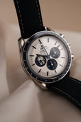 Bild in Galerie-Betrachter laden, Omega Speedmaster 31032425002001 Box + og. Papiere 'Silver Snoopy Award' 50th Anniversary
