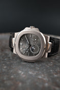 Bild in Galerie-Betrachter laden, Patek Philippe Nautilus Whitegold Geneva Seal  5712G Box + og. Papiere Open Papers
