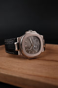 Bild in Galerie-Betrachter laden, Patek Philippe Nautilus Whitegold Geneva Seal  5712G Box + og. Papiere Open Papers
