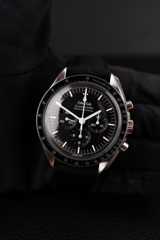 Omega Speedmaster Professional Moonwatch 31032425001001 Box + og. Papiere German Delivered