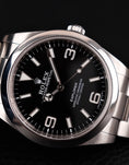 Load image into Gallery viewer, Rolex Explorer 214270 Box + og. Papiere 39mm Rolex Service 12/2022, LC EU
