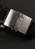 Bild in Galerie-Betrachter laden, Jaeger-LeCoultre Reverso Squadra Hometime Q700867P Box + og. Papiere
