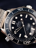 Bild in Galerie-Betrachter laden, Omega Seamaster Diver 300 M 21030422003002 Box + og. Papiere James Bond 60th Anniversary Special Edition, New, German Delivered, Partly Stickered
