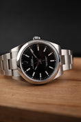 Bild in Galerie-Betrachter laden, Rolex Oyster Perpetual 39  114300 Box + og. Papiere Black Dial
