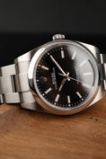 Bild in Galerie-Betrachter laden, Rolex Oyster Perpetual 39  114300 Box + og. Papiere Black Dial
