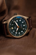 Load image into Gallery viewer, IWC Fliegeruhr IW326802 Box + og. Papiere Pilot's Watch Automatic Spitfire Bronze, Green Dial
