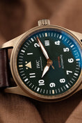 Load image into Gallery viewer, IWC Fliegeruhr IW326802 Box + og. Papiere Pilot's Watch Automatic Spitfire Bronze, Green Dial
