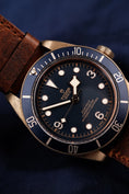 Charger l'image dans la visionneuse de la galerie, Tudor Black Bay Bronze 79250BB Box + og. Papiere Bucherer Edition Blue
