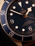 Charger l'image dans la visionneuse de la galerie, Tudor Black Bay Bronze 79250BB Box + og. Papiere Bucherer Edition Blue
