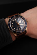 Charger l'image dans la visionneuse de la galerie, Tudor Black Bay Bronze 79250BB Box + og. Papiere Bucherer Edition Blue
