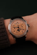 Load image into Gallery viewer, Breitling Premier B25 Datora 42 AB2510 Box + og. Papiere Salmon Dial
