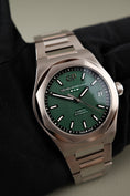 Load image into Gallery viewer, Girard Perregaux Laureato 81010-11-3153-1CM Box + og. Papiere Green Dial, New
