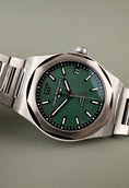 Load image into Gallery viewer, Girard Perregaux Laureato 81010-11-3153-1CM Box + og. Papiere Green Dial, New
