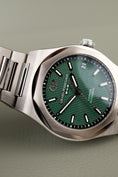 Load image into Gallery viewer, Girard Perregaux Laureato 81010-11-3153-1CM Box + og. Papiere Green Dial, New
