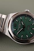 Load image into Gallery viewer, Girard Perregaux Laureato 81010-11-3153-1CM Box + og. Papiere Green Dial, New
