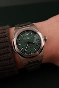 Load image into Gallery viewer, Girard Perregaux Laureato 81010-11-3153-1CM Box + og. Papiere Green Dial, New
