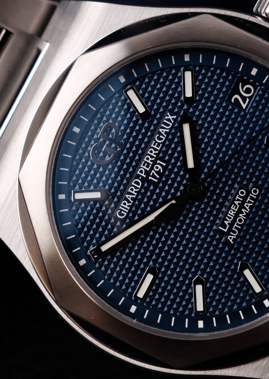 Girard Perregaux Laureato 81010 Box + og. Papiere Blue Dial 42mm