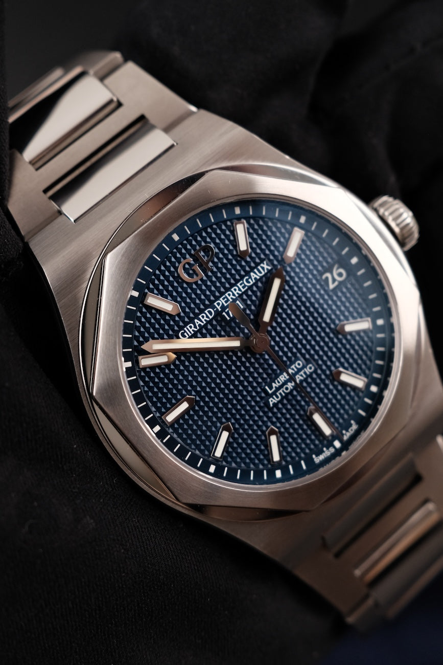 Girard Perregaux Laureato 81010 Box + og. Papiere Blue Dial 42mm