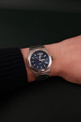 Bild in Galerie-Betrachter laden, Girard Perregaux Laureato 81010 Box + og. Papiere Blue Dial 42mm
