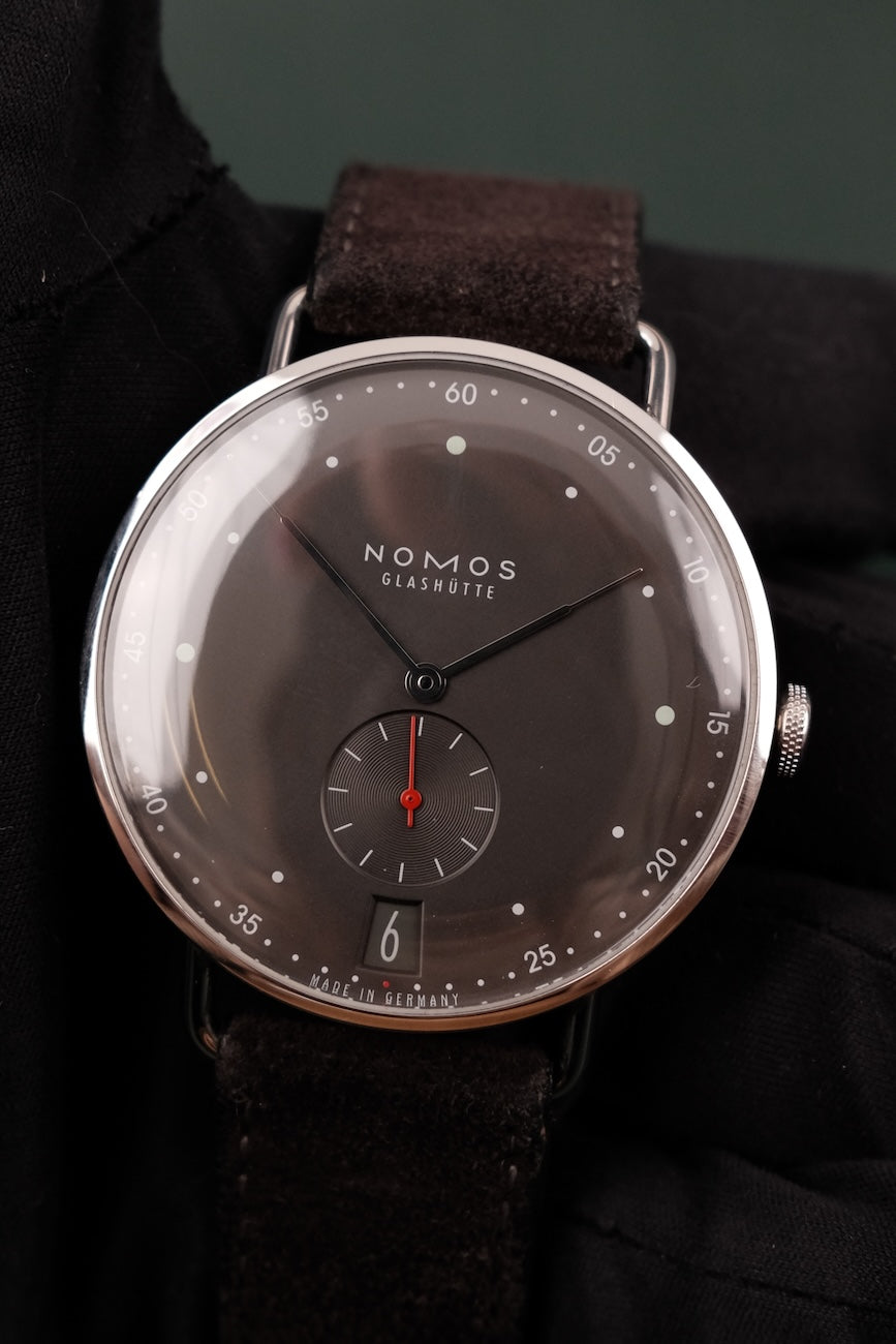 Nomos Metro 38 Stadtschwarz Datum 1103 Box + og. Papiere 38,5mm, German Delivered