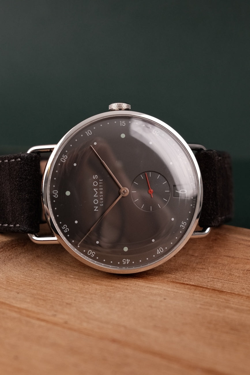 Nomos Metro 38 Stadtschwarz Datum 1103 Box + og. Papiere 38,5mm, German Delivered