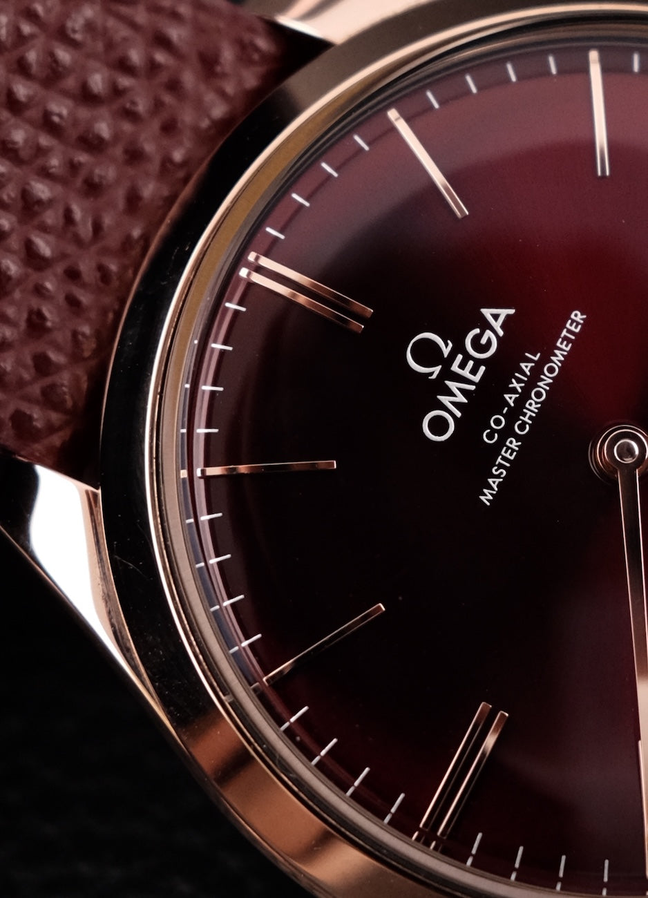 Omega De Ville Trésor 435.53.40.21.11.002 Box + og. Papiere Red Dial 18k Sedna Gold Rose Co-Axial Chronometer 40mm, 99% New