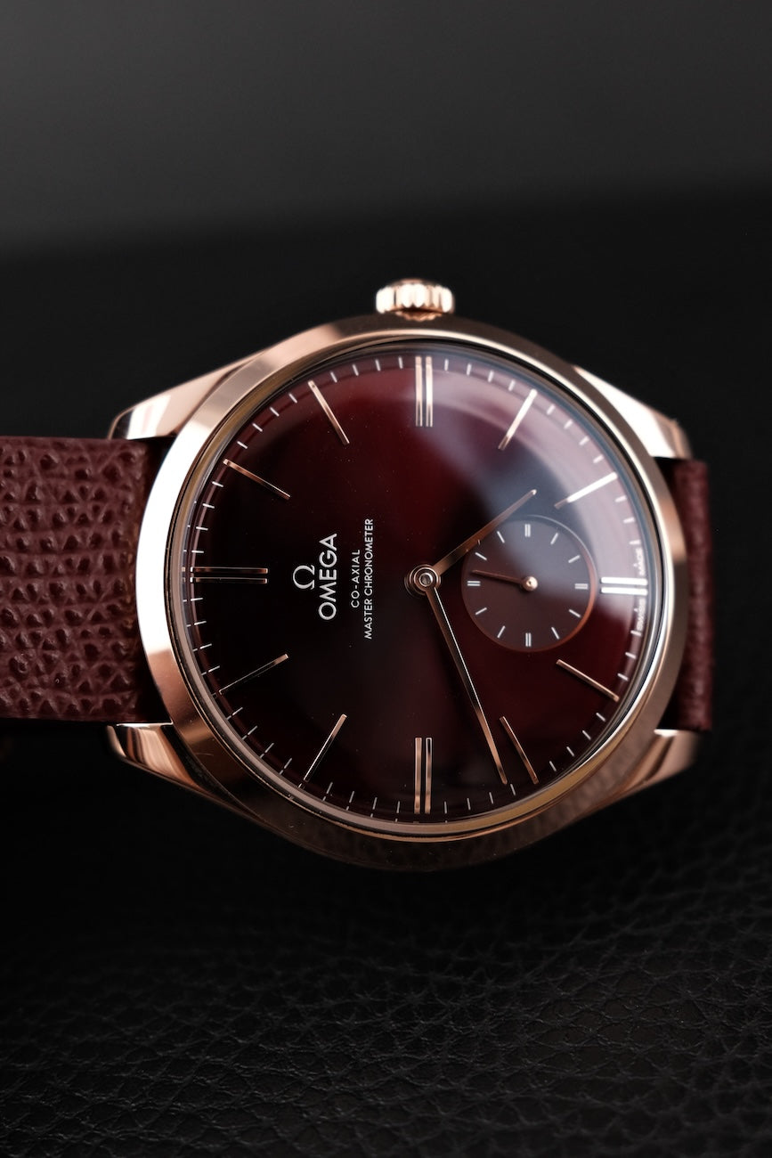 Omega De Ville Trésor 435.53.40.21.11.002 Box + og. Papiere Red Dial 18k Sedna Gold Rose Co-Axial Chronometer 40mm, 99% New